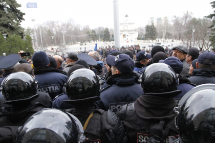 Protest in fata guvernului. Mai multi veterani cer demisia premierului, Ion Chicu Protest in fata guvernului. Mai multi veterani cer demisia premierului, Ion Chicu