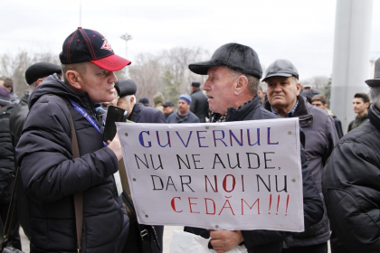 Ion Chicu: "Suntem cu totii mahniti de actiunea plina de istericale pe care au organizat-o unele forte politice tainuite. A strica usile Guvernului, ale unei cladiri a statului nu e dovada de patriotism" Ion Chicu: "Suntem cu totii mahniti de actiunea plina de istericale pe care au organizat-o unele forte politice tainuite. A strica usile Guvernului, ale unei cladiri a statului nu e dovada de patriotism"