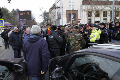 Mascatii de la Fulger, carabinierii si pompierii - pusi pe jar la guvern. Protestatarii au blocat bulevardul Stefan cel Mare din ambele parti: "Chicu isi bate joc de noi" - VIDEO/GALERIE FOTO Mascatii de la Fulger, carabinierii si pompierii - pusi pe jar la guvern. Protestatarii au blocat bulevardul Stefan cel Mare din ambele parti: "Chicu isi bate joc de noi" - VIDEO/GALERIE FOTO
