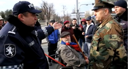 Discutii aprinse intre veteranii care protesteaza si politistii din preajma guvernului: "-O sa iesiti la pensie si o sa veniti impreuna cu noi. -Trebuie de gasit o alta modalitate de a rezolva problema, nu de paralizat un oras intreg. -Tara trebuie paralizata" - VIDEO Discutii aprinse intre veteranii care protesteaza si politistii din preajma guvernului: "-O sa iesiti la pensie si o sa veniti impreuna cu noi. -Trebuie de gasit o alta modalitate de a rezolva problema, nu de paralizat un oras intreg. -Tara trebuie paralizata" - VIDEO