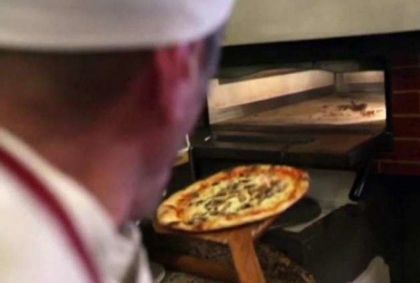 ″Pizza corona”, reclama difuzata de francezi care a starnit furie in Italia ″Pizza corona”, reclama difuzata de francezi care a starnit furie in Italia