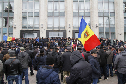 Ion Chicu s-a intalnit cu veteranii care au protestat in fata Guvernului si au stricat usa cladirii: ar putea fi organizata adunarea generala a veteranilor 
