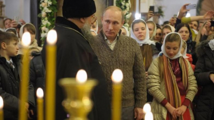Vladimir Putin vrea ca noua Constitutie sa il mentioneze pe Dumnezeu si sa prevada interzicerea casatoriilor homosexuale Vladimir Putin vrea ca noua Constitutie sa il mentioneze pe Dumnezeu si sa prevada interzicerea casatoriilor homosexuale