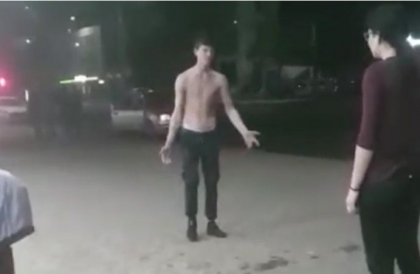 Un tanar beat a spart parbrizul unei masini si s-a culcat gol in mijlocul drumului, la Balti - VIDEO Un tanar beat a spart parbrizul unei masini si s-a culcat gol in mijlocul drumului, la Balti - VIDEO