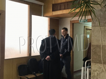 Ultima ora. Fostul guvernator BNM, Dorin Dragutanu, adus in fata magistratilor. Procurorii cer 30 de zile de arest preventiv pe numele acestuia - GALERIE FOTO
Ultima ora. Fostul guvernator BNM, Dorin Dragutanu, adus in fata magistratilor. Procurorii cer 30 de zile de arest preventiv pe numele acestuia - GALERIE FOTO