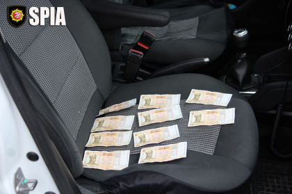 Un sofer din Edinet risca 6 ani de puscarie, dupa ce a lasat o mie de lei mita in automobilul unui ofiter de patrulare - FOTO Un sofer din Edinet risca 6 ani de puscarie, dupa ce a lasat o mie de lei mita in automobilul unui ofiter de patrulare - FOTO