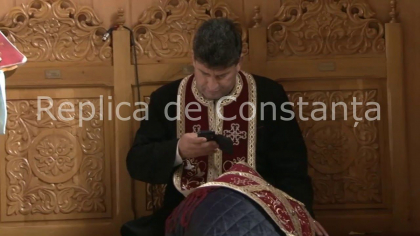 Preot filmat când butona telefonul în timp ce spovedea un credincios - VIDEO Preot filmat când butona telefonul în timp ce spovedea un credincios - VIDEO