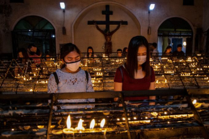 Medicii din Grecia, suparati ca toti credinciosii sunt impartasiti cu aceeasi lingurita Medicii din Grecia, suparati ca toti credinciosii sunt impartasiti cu aceeasi lingurita