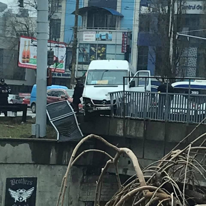 Un microbuz de ruta cat pe ce sa cada de pe un pod, in urma unui grav accident in capitala - GALERIE FOTO