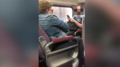 Reactia virala a unui barbat dupa ce o femeie a tusit in fata lui, in tren, fara sa-si acopere gura - VIDEO Reactia virala a unui barbat dupa ce o femeie a tusit in fata lui, in tren, fara sa-si acopere gura - VIDEO