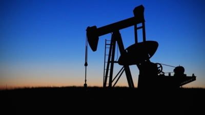 Pretul petrolului, scadere istorica: S-a prabusit cu 25% intr-o singura noapte