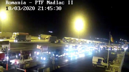 NEBUNIE la Vama Nadlac. Coada uriasa de masini la intrarea in Romania/ SCANDAL: romani care vin din Italia refuza sa intre in carantina