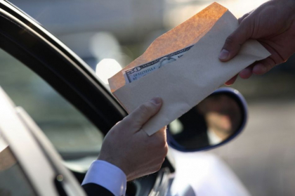 Doi politisti de patrulare risca 10 ani de inchisoare. Acestia au cerut 300 de euro pentru a-l scapa de pedeapsa pe un sofer prins beat la volan Doi politisti de patrulare risca 10 ani de inchisoare. Acestia au cerut 300 de euro pentru a-l scapa de pedeapsa pe un sofer prins beat la volan