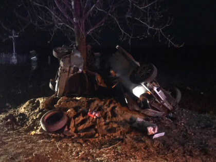 Accident groaznic la Ungheni. Un barbat a murit, iar altii doi au ajuns la spital dupa ce masina in care se aflau s-a ciocnit puternic de un copac - GALERIE FOTO Accident groaznic la Ungheni. Un barbat a murit, iar altii doi au ajuns la spital dupa ce masina in care se aflau s-a ciocnit puternic de un copac - GALERIE FOTO