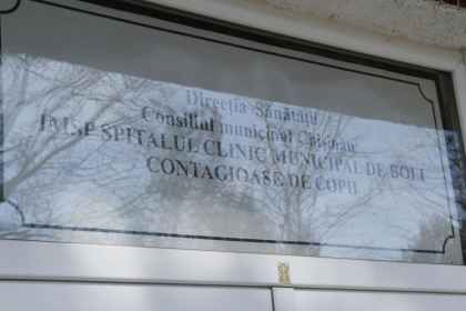 Mama si copilul, care au fugit din spital, suspectati de coronavirus - retinuti la Sangerei. Acestia sunt transportati la Chisinau pentru a fi facut testul privind infectarea cu noul virus
