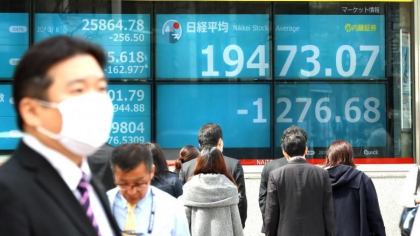 Bursele asiatice in declin, petrolul in cadere cu 6%, dupa anuntul lui Trump privind suspendarea zborurilor