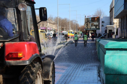 Strazile orasului, spatiile publice si transportul public – tratate cu dezinfectanti impotriva coronavirusului, la Orhei - GALERIE FOTO