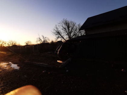 Accident grav la Braila. Un automobil s-a facut zob dupa ce s-a lovit intr-un stalp si a intrat in curtea unei case - GALERIE FOTO