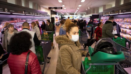 Romanca din Spania: Oamenii sunt inconstienti, terasele sunt pline, magazinele la fel. Doar chinezii au inchis tot si poarta masti