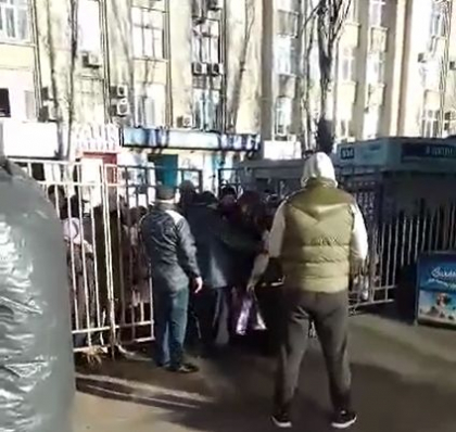 Scandal la Piata Centrala. Oamenii s-au luat la cearta dupa ce au fost opriti la poarta si le-a fost interzisa intrarea pentru a face cumparaturi: pot trece doar vanzatorii care vin sa-si stranga marfa  - VIDEO 