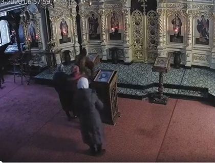 In bisericile din tara se fac slujbe, desi este interzis de autoritati. Momentul in care oamenii se roaga cu masti pe fata si la distanta de 1 metru unul fata de altul - VIDEO In bisericile din tara se fac slujbe, desi este interzis de autoritati. Momentul in care oamenii se roaga cu masti pe fata si la distanta de 1 metru unul fata de altul - VIDEO