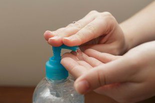 Doi frati au aproape 18.000 de sticle de gel dezinfectant pe care nu au unde sa le vanda  FOTO