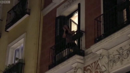 Spaniolii au iesit la ferestre si i-au aplaudat pe medicii si asistentele care depun eforturi uriase pentru combaterea coronavirusului - VIDEO 