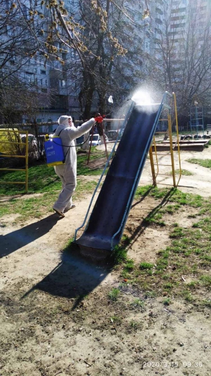 In Chisinau sunt dezinfectate terenurile de joaca, statiile de asteptare si intrarile in blocuri - GALERIE FOTO