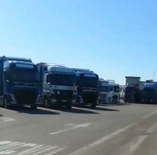 Blocati in Italia din cauza epidemiei de coronavirus, zeci de soferi de tir, moldoveni, asteapa cu disperare ajutorul autoritatilor de la noi pentru a se putea intoarce in tara - VIDEO