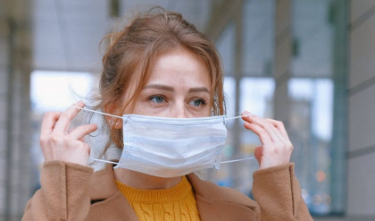 Cum sa porti corect masca chirurgicala, in plina pandemie de coronavirus
