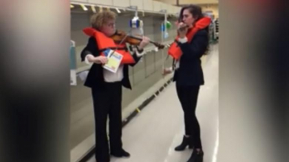 Doua violoniste au cantat melodia din filmul Titanic in fata rafturilor goale de hartie igienica - VIDEO