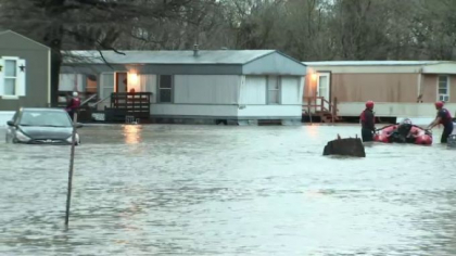 Inundatii de proportii in SUA. Mai multe orase, maturate de furtuni puternice