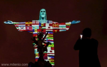 Coronavirus - Drapelele celor 166 de tari cu cazuri de infectare, proiectate pe statuia Cristos Mantuitorul din Brazilia