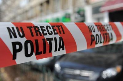 Crima la Ocnita. Un tanar si-a ucis consateanul cu un cutit, dupa care a sunat la politie Crima la Ocnita. Un tanar si-a ucis consateanul cu un cutit, dupa care a sunat la politie
