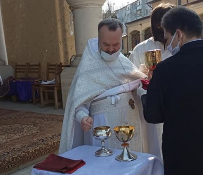Preotii din capitala poarta masti pe fata si ii impartasa pe enoriasi. Chiar daca s-a interzis, oamenii continua sa mearga la slujbe: "Hristos in mijlocul nostru" - GALERIE FOTO