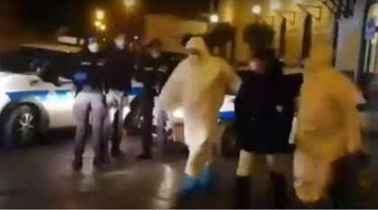 Romanca refuzata de rude pentru ca ar avea coronavirus, condusa la spital pentru izolare in Italia - VIDEO
