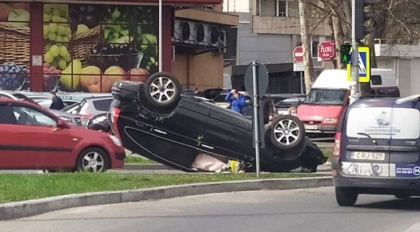 Accident in sectorul Rascani al capitalei. O masina s-a rasturnat dupa ce s-a lovit cu un taxi - FOTO Accident in sectorul Rascani al capitalei. O masina s-a rasturnat dupa ce s-a lovit cu un taxi - FOTO