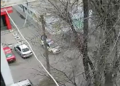 Momentul in care o masina de politie patruleaza pe strazile capitalei si anunta cetatenii, prin intermediul unui megafon, sa stea in case si sa se protejeze de coronavirus - VIDEO