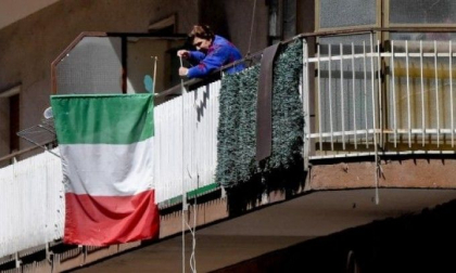 Italienii care isi fac cumparaturile de la balcon de teama Covid-19
