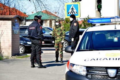 Militarii si politistii monitorizeaza respectarea masurilor pentru prevenirea infectiei cu Covid-19. Echipaje comune, prezente in mai multe localitati din tara - GALERIE FOTO