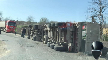 Un camion incarcat cu seminte de floarea-soarelui s-a rasturnat la Taraclia. Ce spune politia - FOTO