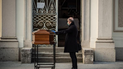 Calvarul trait de angajatii serviciilor funerare din Bergamo, care muncesc de o luna non-stop si fara protectie