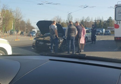 Accident in capitala. Doua persoane au ajuns la spital, dupa ce masinile in care se aflau s-au ciocnit - GALERIE FOTO Accident in capitala. Doua persoane au ajuns la spital, dupa ce masinile in care se aflau s-au ciocnit - GALERIE FOTO