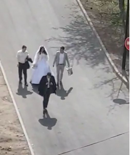 Pe timp de pandemie, un cuplu a decis sa-si organizeze nunta. Acesta a fost surprins in parcul Valea Trandafirilor din capitala - VIDEO Pe timp de pandemie, un cuplu a decis sa-si organizeze nunta. Acesta a fost surprins in parcul Valea Trandafirilor din capitala - VIDEO