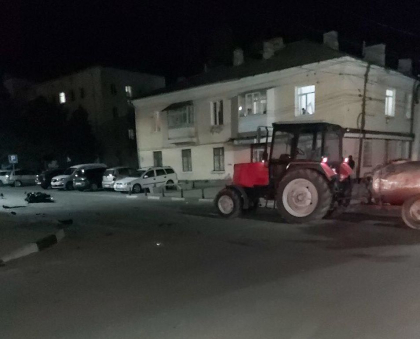 Accident violent la Cahul. O motocicleta s-a izbit intr-un tractor care dezinfecta strazile, soferul - la spital