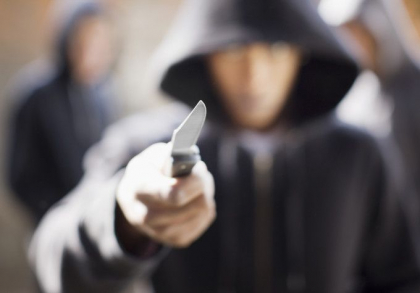 O asistenta, atacata in plina strada. Atacatorii i-au furat mastile de protectie