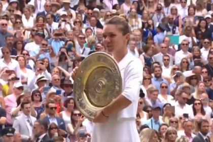Pentru a-si aduce aminte de perioada in care putea juca tenis, Simona Halep a decis sa inrameze racheta cu care a castigat turneul de la Wimbledon din 2019, alaturi de o poza cu trofeul Pentru a-si aduce aminte de perioada in care putea juca tenis, Simona Halep a decis sa inrameze racheta cu care a castigat turneul de la Wimbledon din 2019, alaturi de o poza cu trofeul
