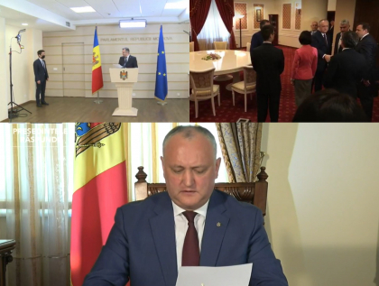Stop cadru. Dodon critica gestul lui Popsoi de a intrerupe briefingul lui Chicu: "Cine o sa se mai aseze la masa cu voi? Sau tot asa, n-o sa dati mana... ca sefii de partid, dar pe urma o sa veniti si o sa cersiti sa va numim prim-ministri sau ministri!" - VIDEO Stop cadru. Dodon critica gestul lui Popsoi de a intrerupe briefingul lui Chicu: "Cine o sa se mai aseze la masa cu voi? Sau tot asa, n-o sa dati mana... ca sefii de partid, dar pe urma o sa veniti si o sa cersiti sa va numim prim-ministri sau ministri!" - VIDEO