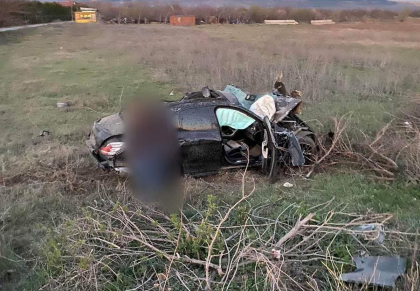 Accident grav la Straseni. Un Mercedes a intrat violent intr-un panou publicitar, dupa ce o roata a explodat. Masina - facuta zob - GALERIE FOTO Accident grav la Straseni. Un Mercedes a intrat violent intr-un panou publicitar, dupa ce o roata a explodat. Masina - facuta zob - GALERIE FOTO