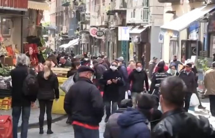 Carantina incalcata in Italia. Mii de oameni au iesit la plimbare in Napoli - VIDEO